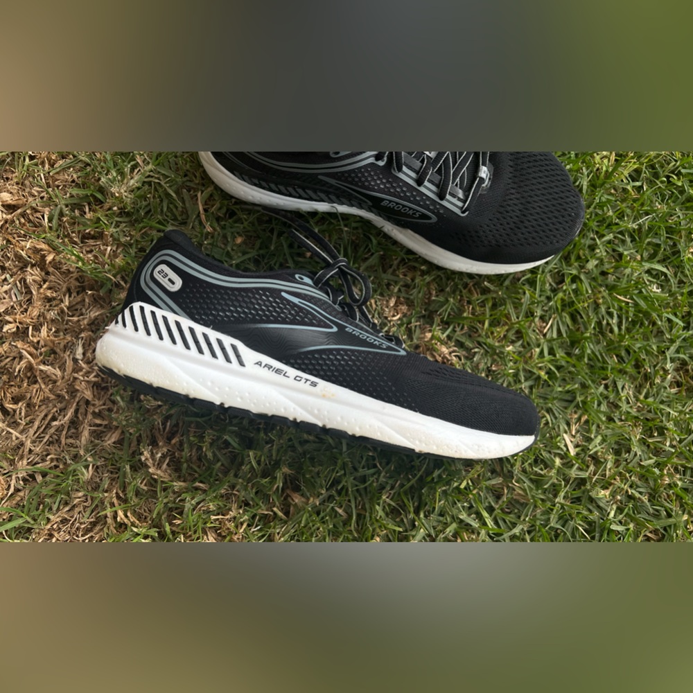Brooks Black Running Shoes – Size 9